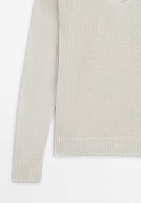 Jasnoszary sweter dzianinowy z dekoltem w serek. Posiada ribbed mankiety i dół, fakturowany materiał oraz luźny krój.