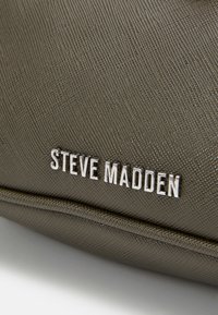 Steve Madden BVITAL SET - Taška s příčným popruhem - olive