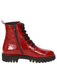 Bottine en cuir verni rouge brillant avec semelle à crampons noire, fermeture éclair latérale et crochets à lacets noirs.