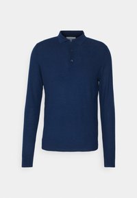 Polo manches longues bleu marine avec une patte de boutonnage à trois boutons et un tissu doux texturé sur un fond clair uni.
