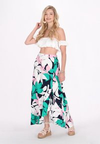 Hvid off-the-shoulder crop top, blomster maxi nederdel med marineblå, grønne, pink og hvide mønstre; har en høj slids og snøre espadriller.
