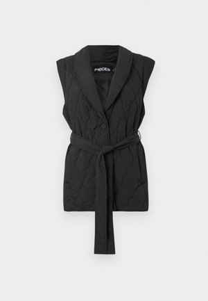 Svart foret vest med sjalskrage, enkelt knapplukking og matchende belte, med en glatt tekstur og ermeløs design.