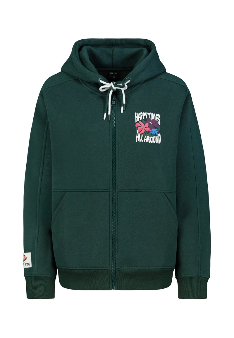 Groene rits hoodie gemaakt van zacht materiaal, met een capuchon, witte trekkoorden, voorzakken en een kleurrijk grafisch tekstontwerp.