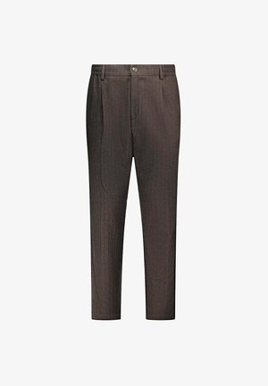 Pantaloni marroni su misura con chiusura frontale a bottone, design plissettato e gambe affusolate, realizzati in un tessuto leggero con una texture liscia.