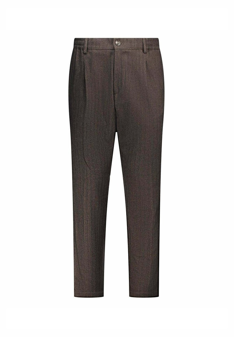 Bruine op maat gemaakte broek met een knoopsluiting aan de voorkant, geplooid ontwerp en taps toelopende pijpen, gemaakt van een lichtgewicht stof met een gladde textuur.