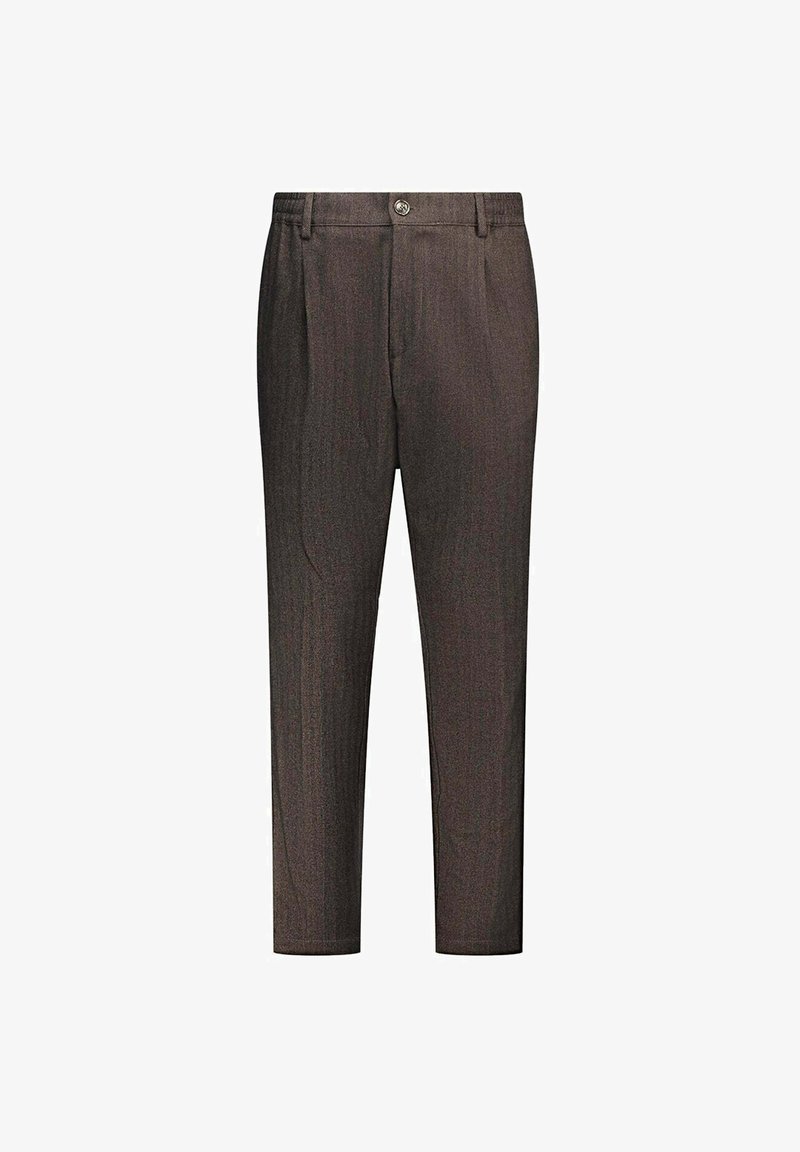 Bruine op maat gemaakte broek met een knoopsluiting aan de voorkant, geplooid ontwerp en taps toelopende pijpen, gemaakt van een lichtgewicht stof met een gladde textuur.