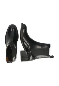 Czarne skórzane botki za kostkę o gładkim wykończeniu, z elastycznymi panelami po bokach i obcasem typu blok. Posiadają zaokrąglony czubek i minimalną ilość przeszyć.