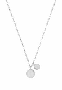 Collana in argento con catena, caratterizzata da due pendenti sferici trasparenti, uno più grande e uno più piccolo, con una finitura liscia e un aspetto lucido.