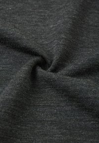 Czarna tkanina o fakturze z miękką, gładką powierzchnią, z subtelnym melanżowym wzorem oraz lekką, elastyczną jakością.