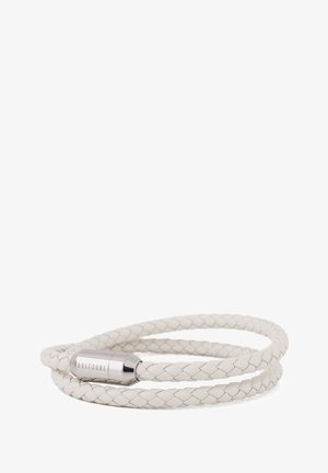 Pleteni bijeli kožni narukvica sa srebrnim metalnim kopčanjem, s utisnutim imenom branda. Glatka tekstura i okrugli oblik.