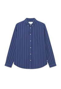 Granatowa koszula z długim rękawem w białe pionowe paski, z kołnierzykiem na guziki, przednią kieszenią oraz lekko teksturowanym materiałem.