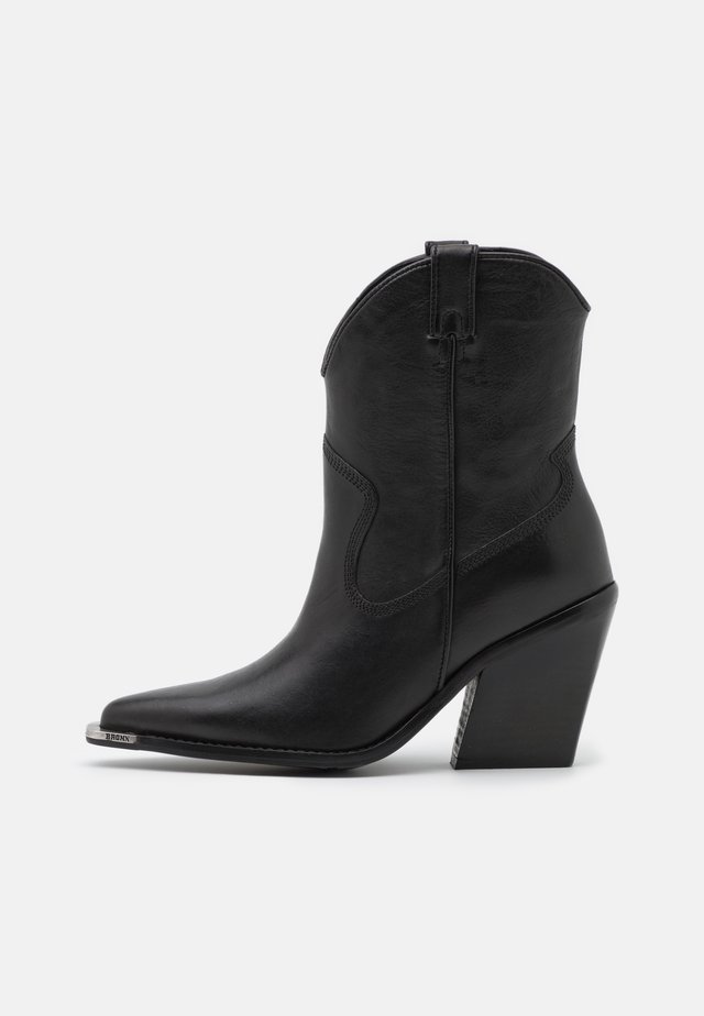 NEW KOLE - Korolliset nilkkurit - black