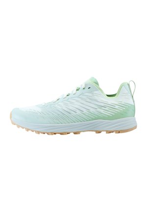 Scarpa da corsa verde chiaro con tomaia testurizzata, dettagli bianchi e suola in gomma. Presenta un design snello e un piccolo tallone.
