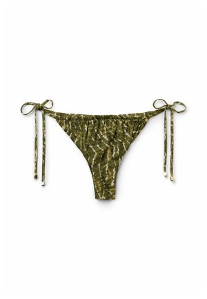 Olivově zelené bikiny s batikovaným vzorem, spodní díl s nastavitelnými bočními šňůrkami a žebrovaným detailem, zobrazený na bílém pozadí.