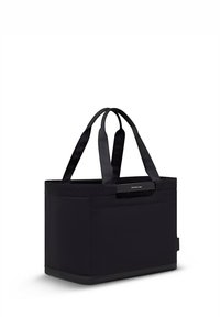 Zwarte rechthoekige draagtas met dubbele handvatten, stevige structuur en een klein logolabel nabij het midden bovenaan, op een witte achtergrond.