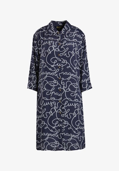 Vestido de botón azul marino con patrón de script blanco en cursiva, que presenta mangas 3/4, un cuello y botones dorados para el cierre. Tela transpirable.