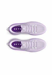 Zapatillas deportivas de color púrpura claro con parte superior texturizada, cordones blancos y plantillas moradas. Cuentan con una suela acolchada y detalles perforados.