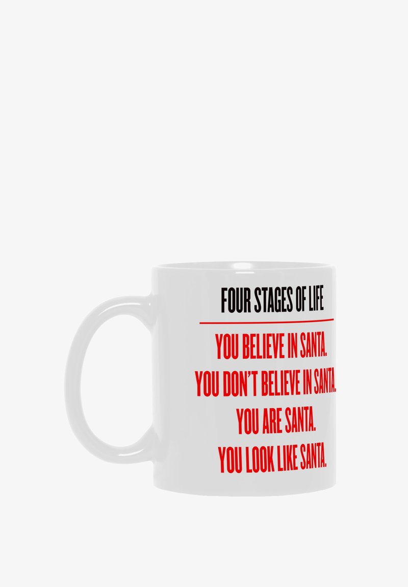 Taza de cerámica blanca con texto en negro y rojo que dice "Las Cuatro Etapas de la Vida" junto a cuatro líneas sobre Santa. Diseño de asa simple.