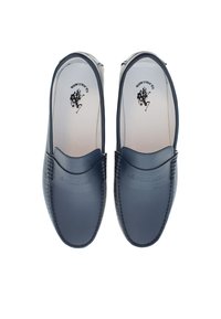 Námořnické kožené slip-on boty s hladkým povrchem, šitými detaily, zaoblenou špičkou a embosovaným logem na nártu.