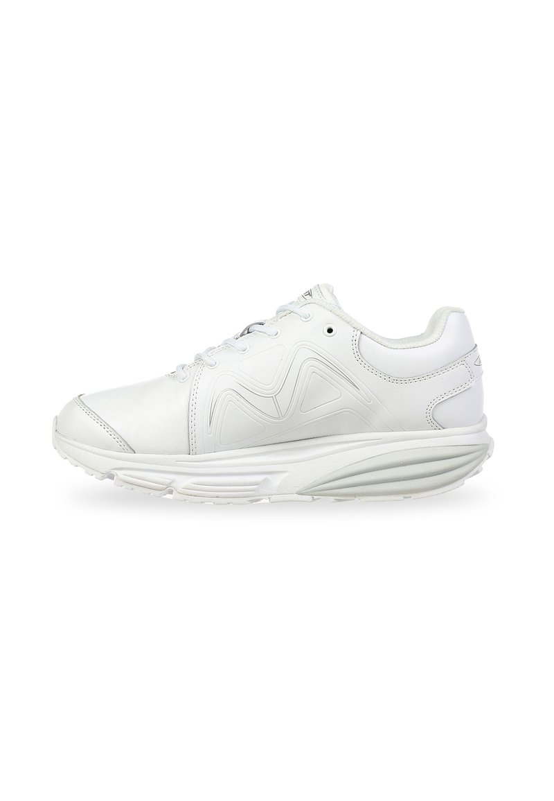 Weißer Sportschuh mit einem glatten Leder-Obermaterial, strukturierten Akzenten, gerundetem Zeh und einer gepolsterten Sohle für Unterstützung und Komfort.