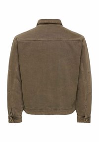 Giacca in denim marrone con maniche lunghe, polsini con bottoni e cuciture visibili, mostrata di schiena su uno sfondo bianco.