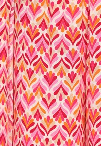 Stof met een herhalend hartpatroon in tinten rood, roze en oranje op een lichte achtergrond, met een gladde textuur en subtiele glans.