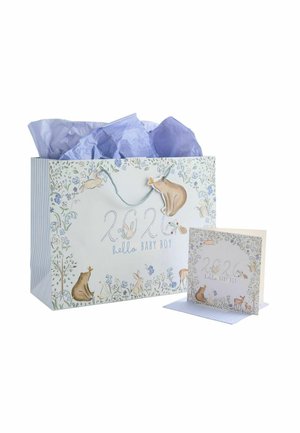 Geschenktasche und passende Karte mit Tieren und Blumen, mit dem Text "2026 hello baby boy," und hellblauem Seidenpapier in der Tasche.