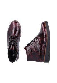 Bottes chelsea à lacets bordeaux avec une finition en cuir brillant, surface texturée, semelle en caoutchouc plate et bout rond. Lacets noirs et détails de couture.