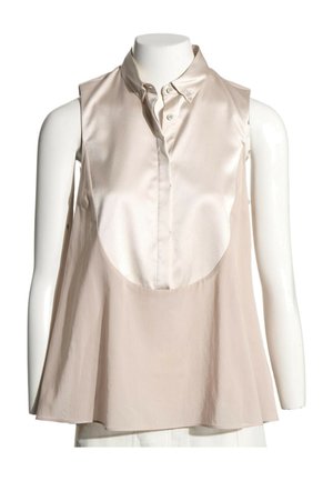 Blouse beige sans manches avec bavette en satin à l'avant, col boutonné et coupe ample et fluide, présentée sur un torse de mannequin blanc.