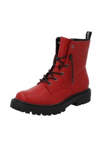 Rode leren enkellaars met zwarte veters en een buitenste lus. Voorzien van een robuuste zwarte loopzool en zilverkleurige veteroogjes.