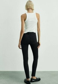 Mango RISE SKINNY  - Oprijete (skinny) kavbojke - black denim
