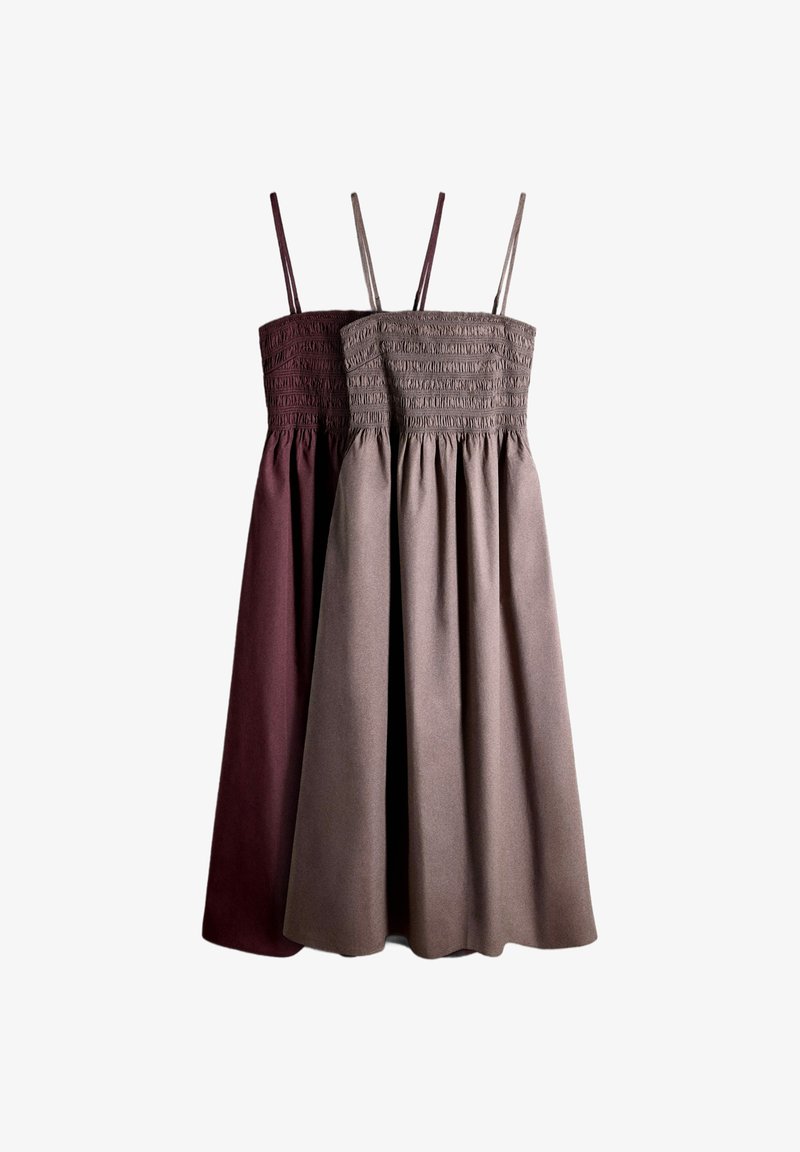 Două rochii midi fără mâneci, cu bretele subțiri, una maro închis și una maro deschis, cu corsete smock strânse și fuste fluide.