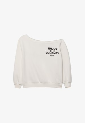Weißer Off-Shoulder-Sweatshirt mit langen Ärmeln, der schwarzen Text mit "GENIEßE DIE REISE" und "NICHT DEN ENDPUNKT" zeigt. Glatte Textur.