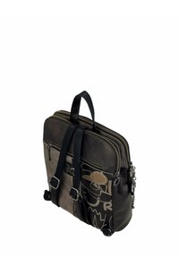 Mochila de cuero negro con múltiples compartimentos con cremallera, que presenta un diseño gráfico en beige, correas ajustables y un asa superior para llevar.