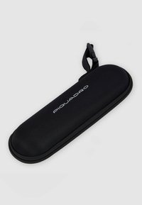 Zwarte zonnebrillenkoker met ritssluiting en een duurzame stoffen buitenkant. Voorzien van een logo bovenop en een lus aan de zijkant voor gemakkelijke draagbaarheid.