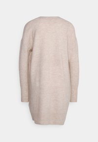 Weicher, leichter Pullover in einem hellbeigen Farbton mit lockerer Passform, langen Ärmeln und rundem Ausschnitt. Strukturiertes Gewebe, minimales Muster.