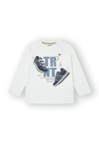 Camisa blanca de manga larga con un gráfico de dos zapatillas y el texto "ES HORA DE ESTAR AFUERA" en tonos azules y grises.