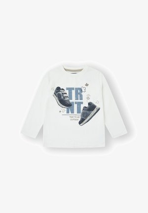 Camisa blanca de manga larga con un gráfico de dos zapatillas y el texto "ES HORA DE ESTAR AFUERA" en tonos azules y grises.