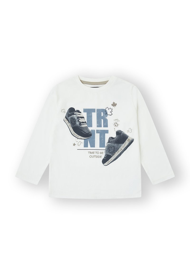 Camisa blanca de manga larga con un gráfico de dos zapatillas y el texto "ES HORA DE ESTAR AFUERA" en tonos azules y grises.