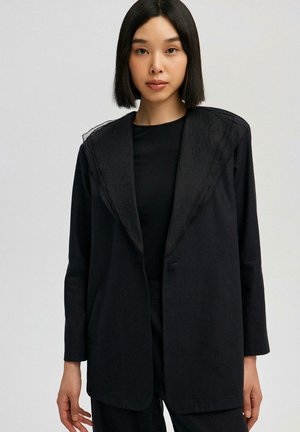 Touché Privé WITH ORGANZE COLLAR - Short coat - black