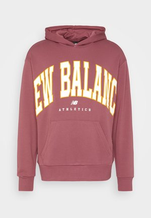 Bordeauxrode New Balance-hoodie met grote witte en gele "NEW BALANCE"-tekst die boogvormig over de borst loopt en een voorzak in kangoeroestijl.