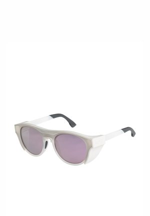 Gafas de sol con un marco blanco translúcido, lentes morados y detalles en negro y blanco en las varillas. Diseño redondeado y deportivo.