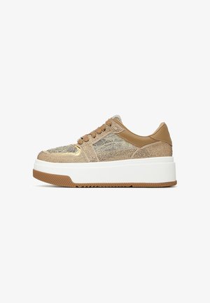 Sneaker con piattaforma bassa, mesh beige, strass scintillanti e dettagli marroni, con suola bianca spessa e battistrada in gomma marrone.