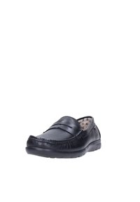 Mocasines de cuero negro con un ribete cosido, punta redondeada y una doble correa de acento. El interior cuenta con un forro estampado y suela flexible.