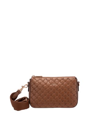 Hnědá kožená kabelka přes rameno s reliéfním vzorem, zlatým zipem a odnímatelným širokým textilním popruhem se zlatým kováním.
