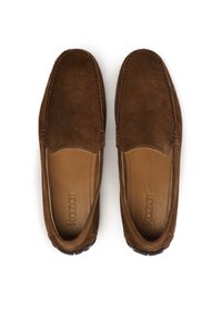 Hnědé semišové boty na slip-on s kulatou špičkou, kontrastním prošíváním podél okrajů a hladkou koženou stélkou.