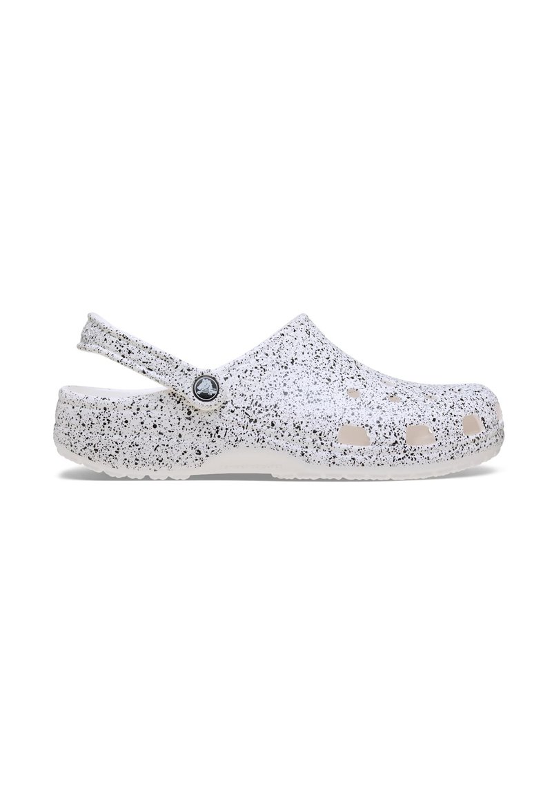 Witte klompen met zwarte spikkels, gemaakt van lichtgewicht materiaal. Heeft zijgaten, een achterkantband en een rond logoaccent aan de zijkant.