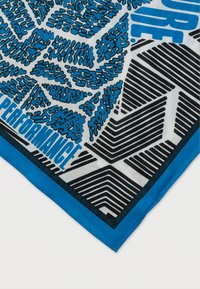 Γωνία μπλε και λευκού υφάσματος με μαύρα γεωμετρικά και υφή μοτίβα και τη λέξη "PERFORMANCE" με έντονα μπλε γράμματα.