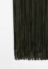 Dekoracja ścienna z frędzlami wykonana z ciemnozielonego materiału o teksturze, z długimi, pionowymi włóknami tworzącymi warstwowy efekt przy dole.