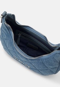 Jeans clutch väska med kviltad textur, blå utsida, silverdragkedja och innerficka. Har "VALENTINO"-logotyp p å framsidan.
